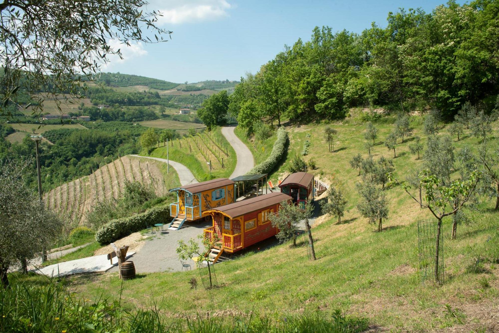 Agriturismo La Rovere - I Carrozzoni Gitani Cossano Belbo ภายนอก รูปภาพ